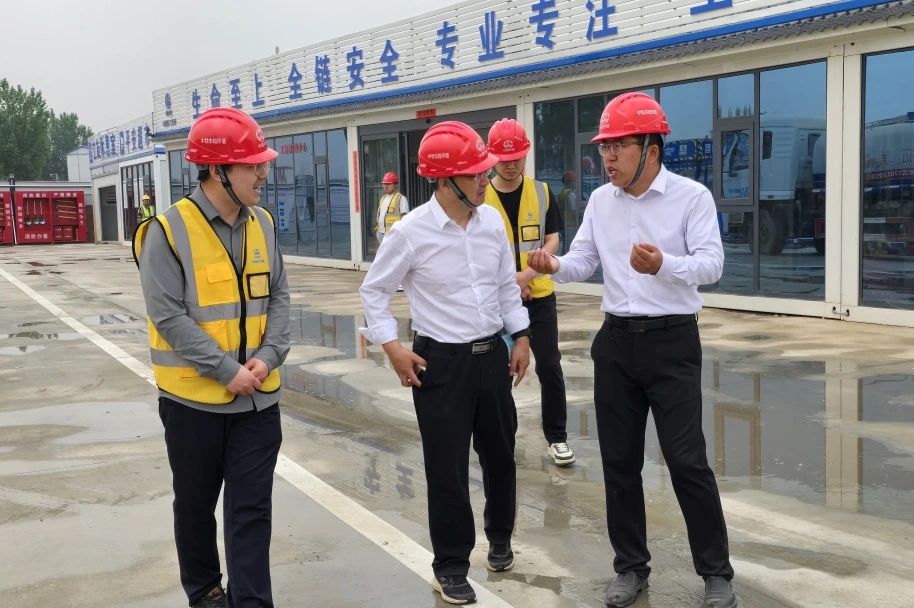 公司黨委書記、董事長高學(xué)武到啟動(dòng)區(qū)項(xiàng)目檢查指導(dǎo)工作.jpg